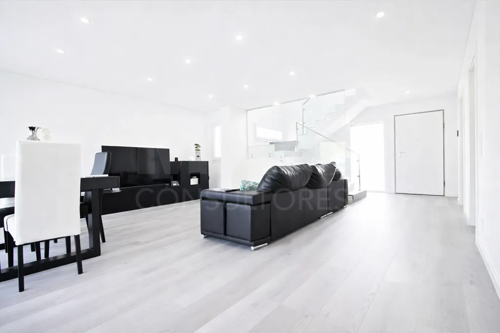 Moradia T4+1 com Quintal e Espaço para Piscina | Famões (Pontinha)