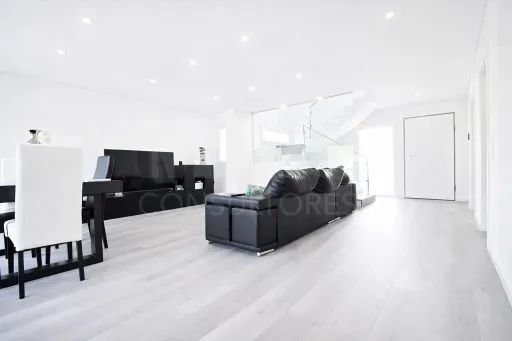 Moradia T4+1 com Quintal e Espaço para Piscina | Famões (Pontinha)