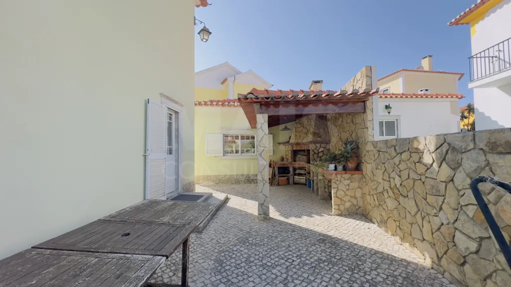 Exclusiva Moradia T4 com Jardim Privativo e Garagem | A minutos da Praia da Foz do Lizandro e da Ericeira
