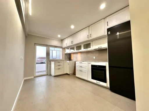 Apartamento T2 totalmente remodelado a estrear no Centro de Samora Correia