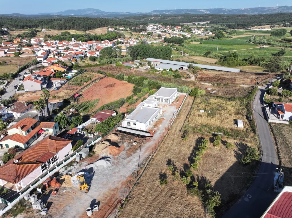 Moradia Contemporânea T4 com Suite Master, Piscina de Água Salgada, Garagem e Acabamentos Premium !