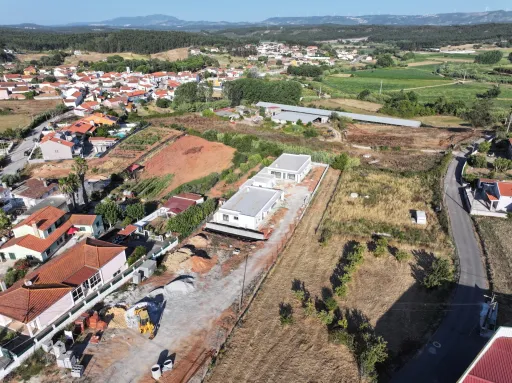 Moradia Contemporânea T4 com Suite Master, Piscina de Água Salgada, Garagem e Acabamentos Premium !