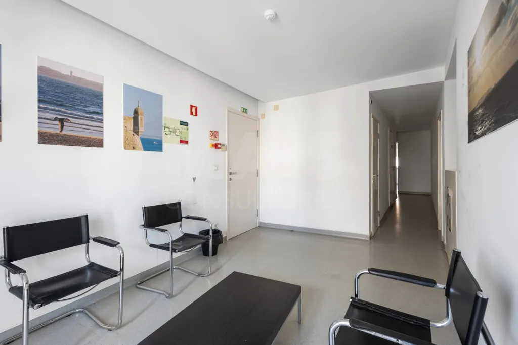 Unique Opportunity in the Heart of Peniche - 124 m² with Housing Potential