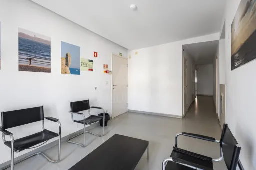 Oportunidade Única no Coração de Peniche — 124 m² com Potencial para Habitação