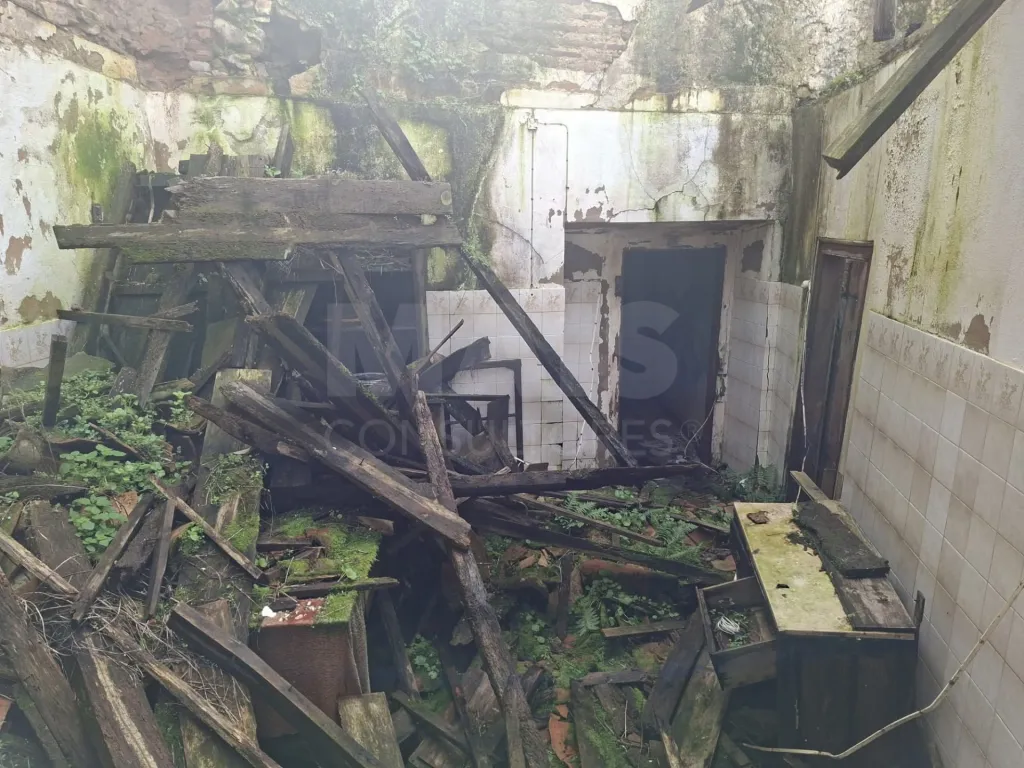 Moradia para recuperar inserida num terreno com 416m2