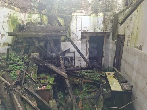 Moradia para recuperar inserida num terreno com 416m2