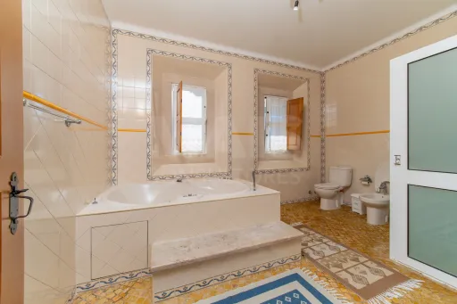 Moradia T4 com Piscina, 3 Garagens e Terreno de 3.179 m² em Almeirim