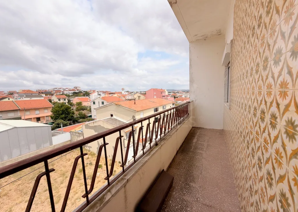 Prédio de Habitação e Comércio em Santa Iria de Azoia