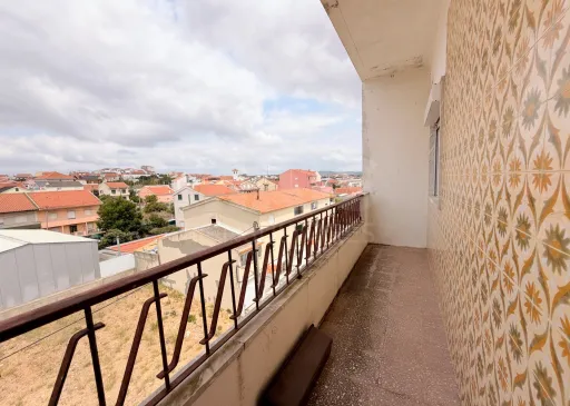Prédio de Habitação e Comércio em Santa Iria de Azoia