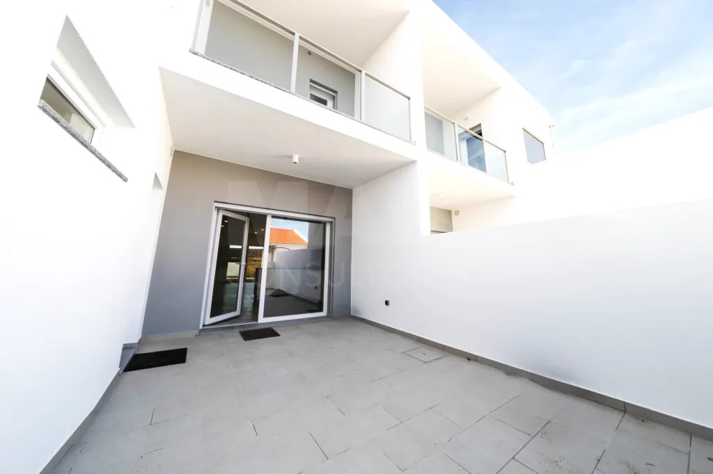 Moradia T3+1 Garagem, Logradouro e Vista Mar