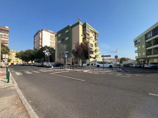 Store for rent in Massamá