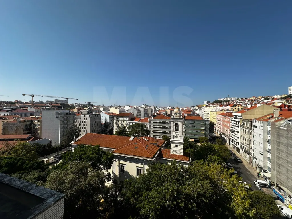 Exclusive Penthouse with Panoramic Views of the River and City in Arroios, Lisbon