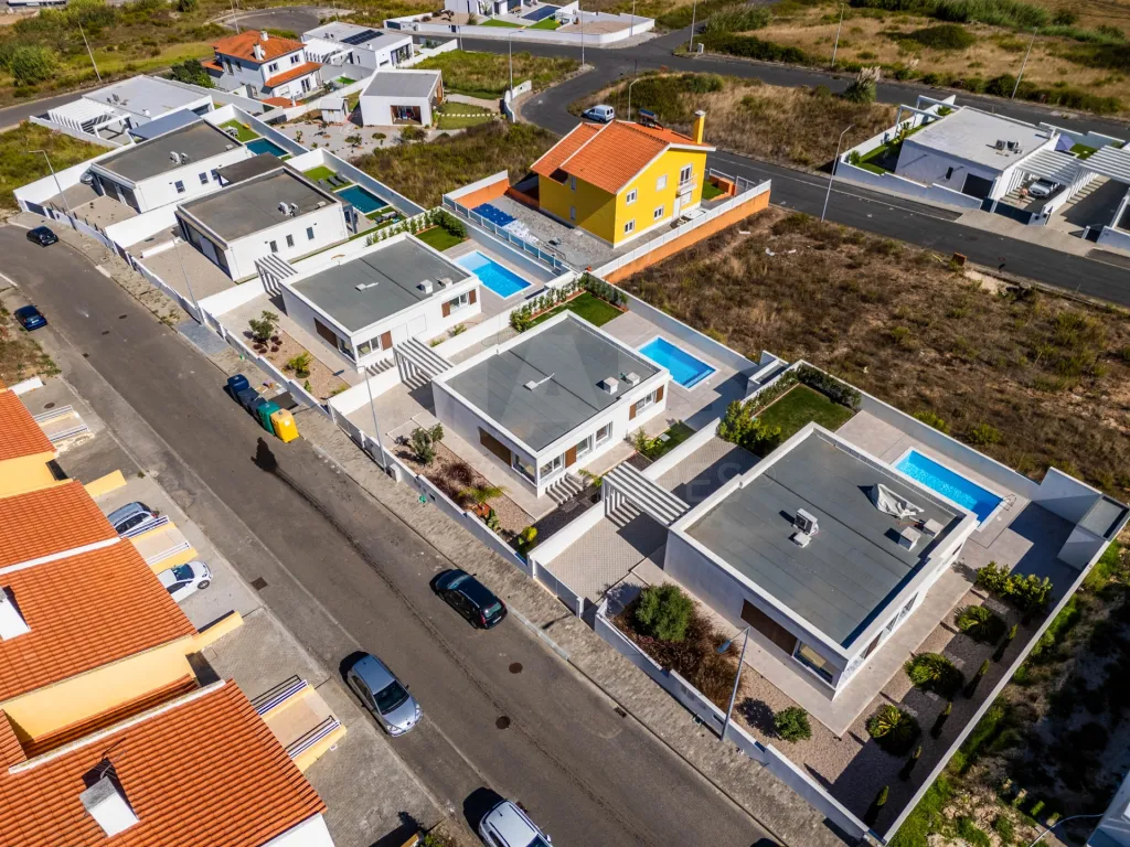 3 bedroom detached house with pool and garden !