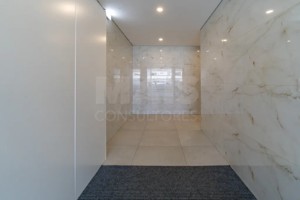 Premium, Like-New 3-Bedroom Apartment with Exceptional Balcony – Garage – Elevator – Convenient Access to Lisbon