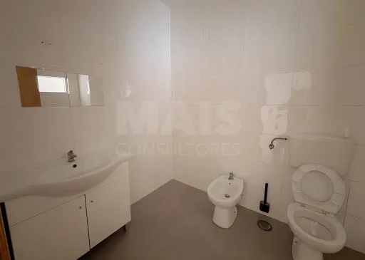 Prédio de Habitação e Comércio em Santa Iria de Azoia