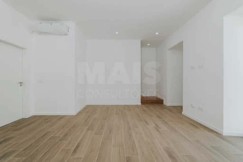 Moradia T4 Totalmente Remodelada com Logradouro em Coruche
