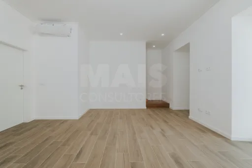 Moradia T3 Totalmente Remodelada com Logradouro em Coruche