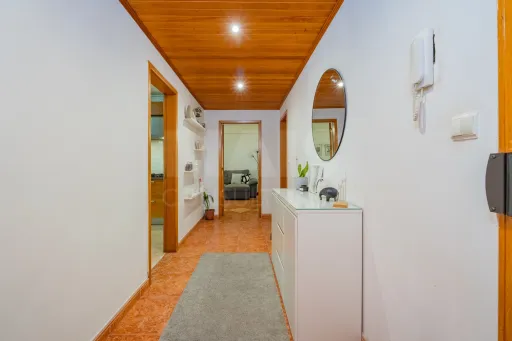 T2 com excelentes áreas, duas casas de banho e varandas em todas as divisões | Casal da Mira – Amadora
