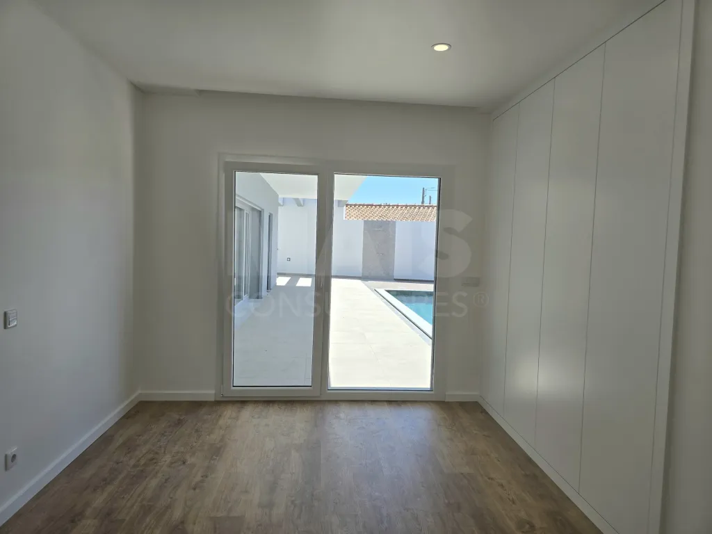 Moradia T4 térrea de luxo com piscina no Nadadouro