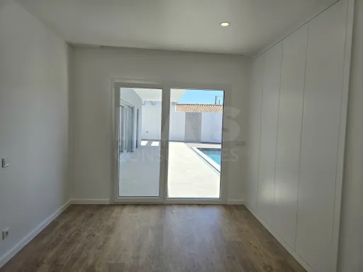 Moradia T4 térrea de luxo com piscina no Nadadouro