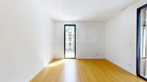 Moradia nova com piscina T4 em Linda a Velha