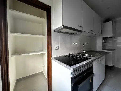 T2 Parcialmente Remodelado com Arrecadação | Brandoa