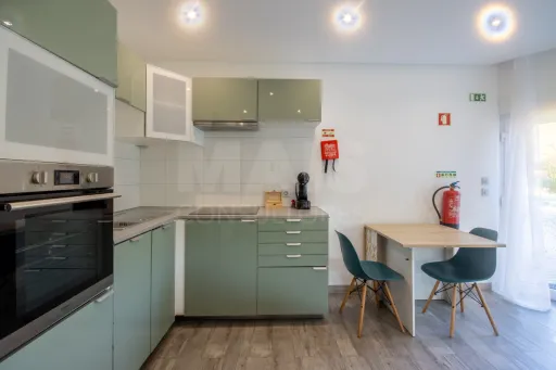Propriedade com 3 apartamentos e piscina em Óbidos