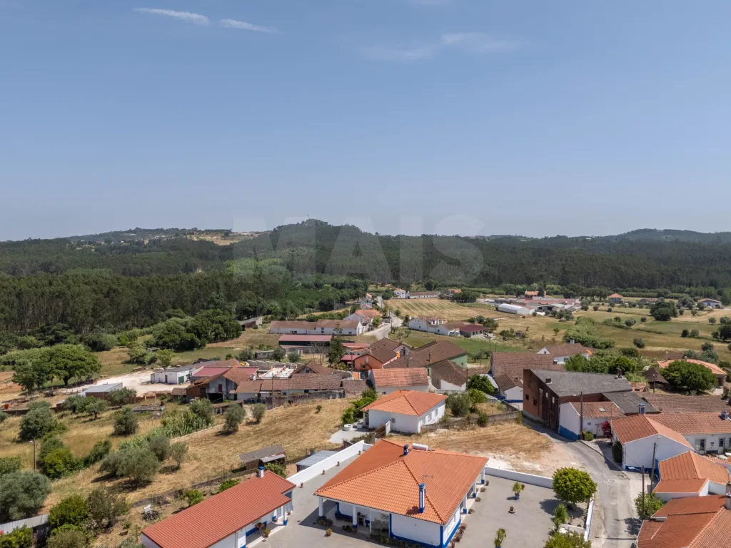 Moradia T2 em Alcanede, Santarém com Jardim e Terreno Urbano