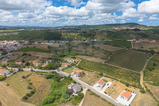 Moradia T6 Remodelada com Vista para a Serra de Montejunto