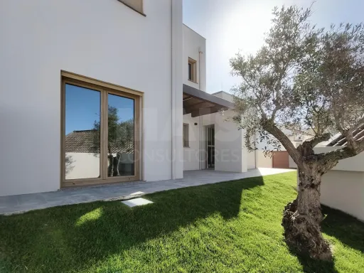 Moradia T3 c/ 2 Suites, 1 Closet, Logradouro e Vista Mar!