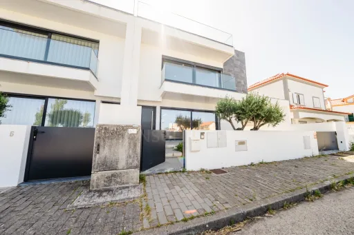 Moradia T3+2 Moderna com Vista Mar e Terraço Panorâmico