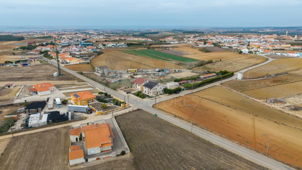 Moradia T5 com piscina e garagem em terreno de 2.000m2 na Bufarda