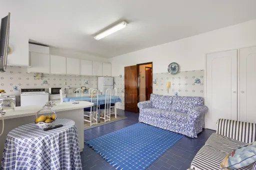 Moradia T4 com cave, garagem e quintal no centro de Peniche