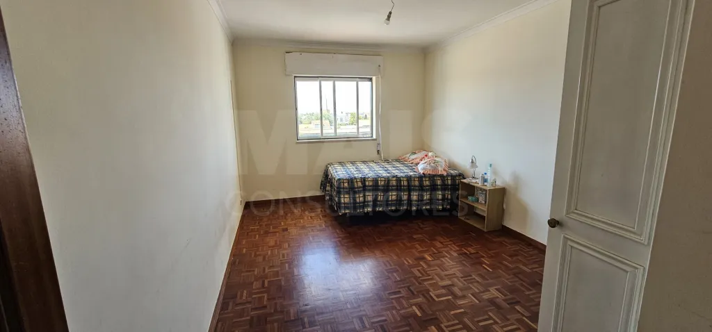 Apartamento T3 no Centro de Alpiarça | Áreas Generosas, Varandas e Excelente Localização