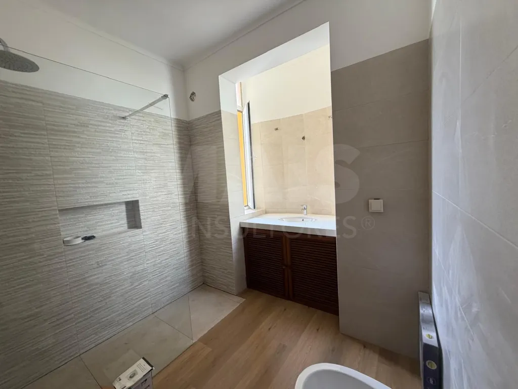 Apartamento T4 em Carnide