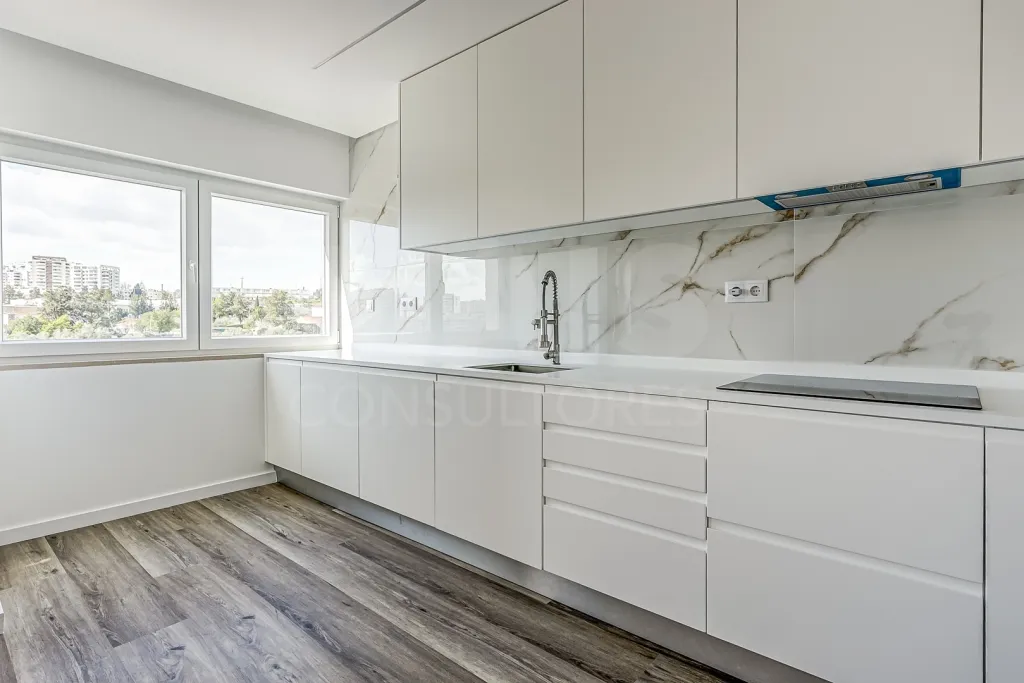 Apartamento T3 totalmente remodelado na Póvoa de Santa Iria com parqueamento