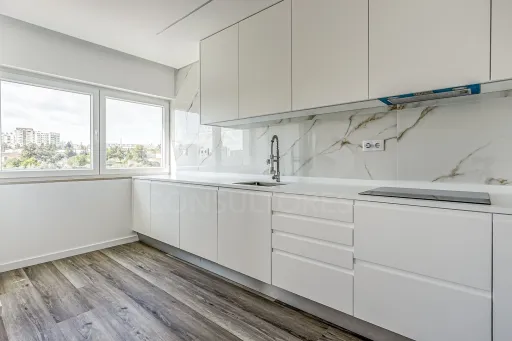 Apartamento T3 totalmente remodelado na Póvoa de Santa Iria com parqueamento