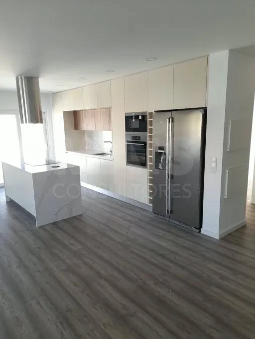 3-Bedroom Top-Floor Apartment with Panoramic Balcony, Garage, and Storage Room | Downtown Lourinhã, 10 Minutes from the Beach