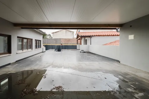 Moradia T3 com comércio e terraço no Coto