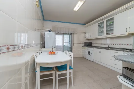 3-bedr. apartment excellently located in Porto Alto