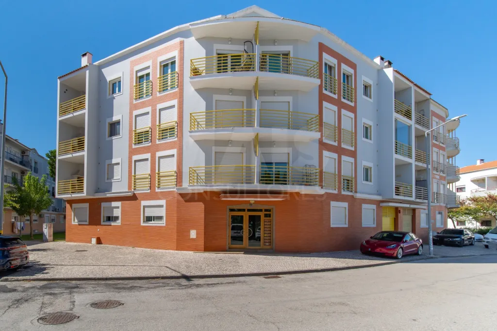 Apartamento T3 com parqueamento na Urbanização das Oliveirinhas em Samora Correia