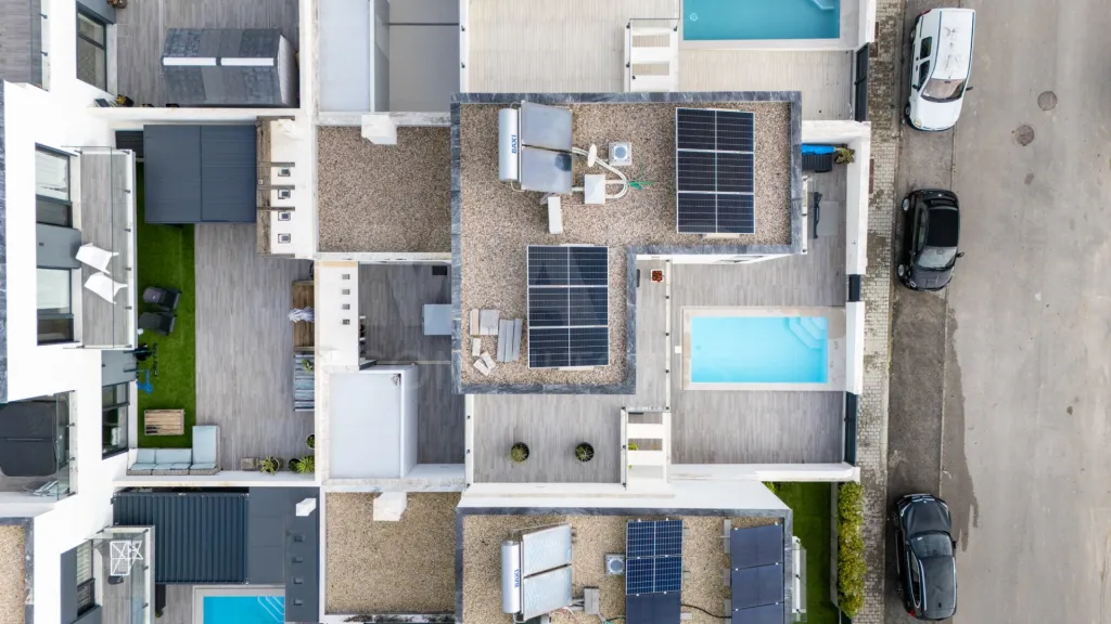 Moradia semi-nova T3 com piscina e vista mar