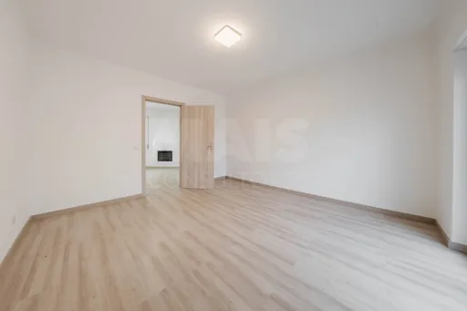 Moradia T3 com comércio e terraço no Coto