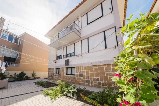 Building with 4 apartments, basement and garage in the center of Peniche