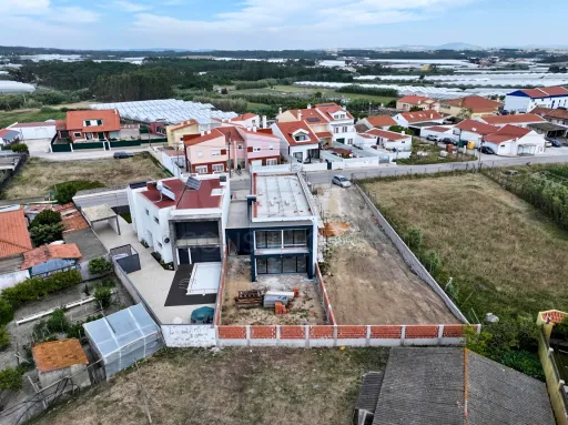 Moradia T4 c/ 1 Master Suite + 2 Suites, Jardim & Parqueamento !