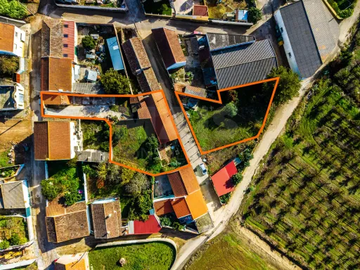 Quinta com duas moradias em ruína, poço e anexo com T0!