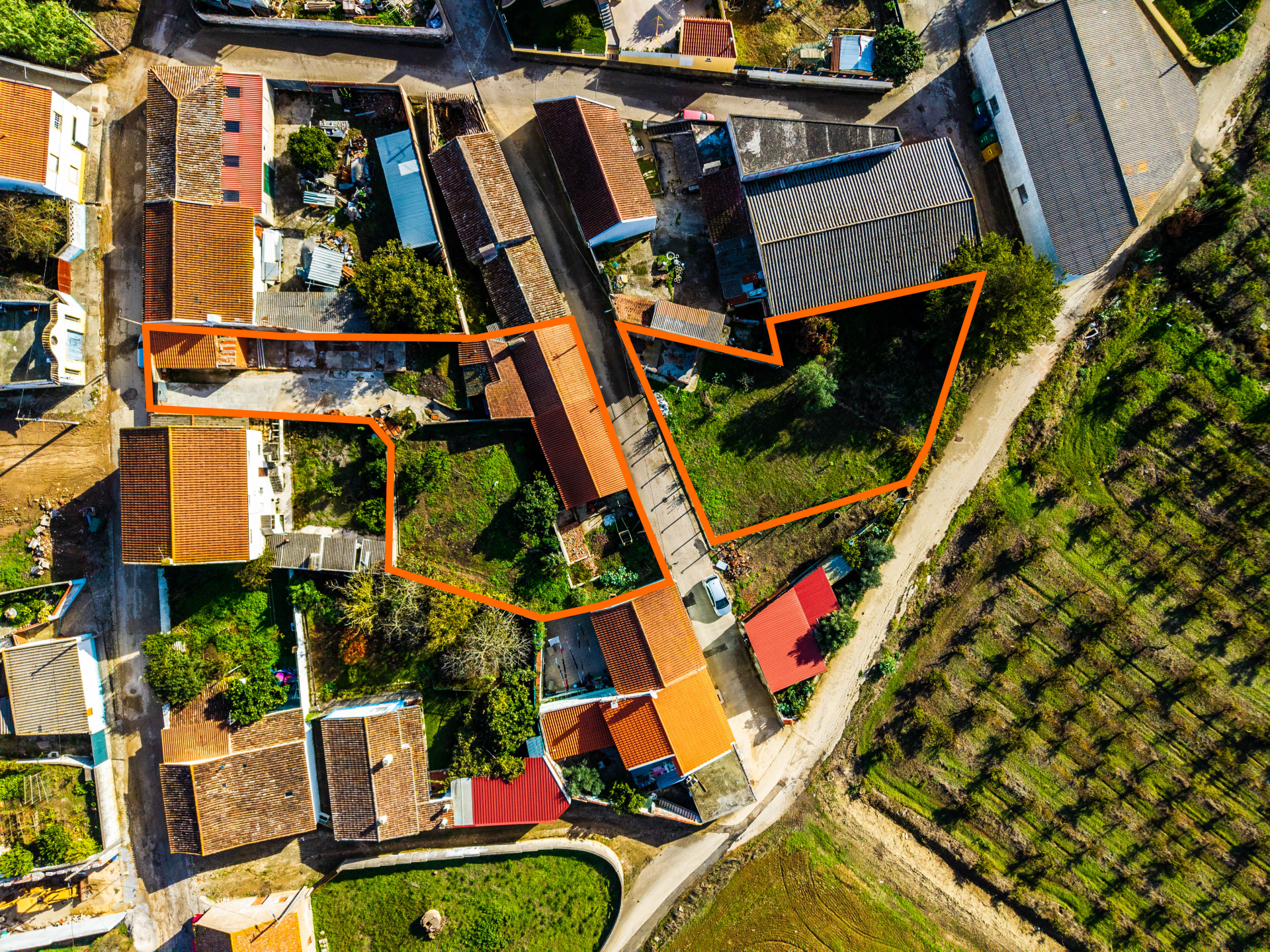 Quinta com duas moradias em ruína, poço e anexo com T0!