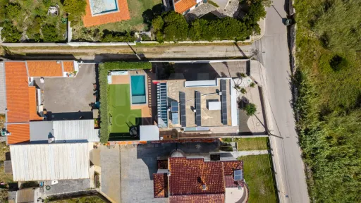 Deslumbrante Moradia T5 com Vista Mar, Piscina Privada e Excelente Exposição Solar