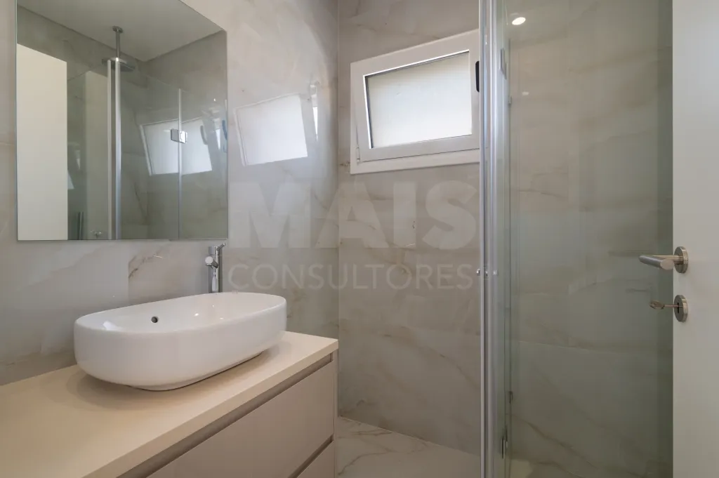 Moradia Geminada T4 + 1 com Piscina Famões