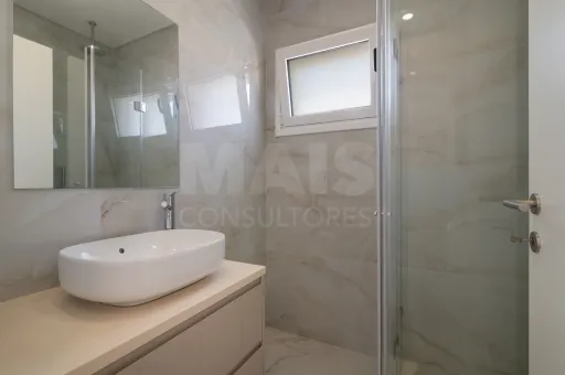 Moradia Geminada T4 + 1 com Piscina Famões